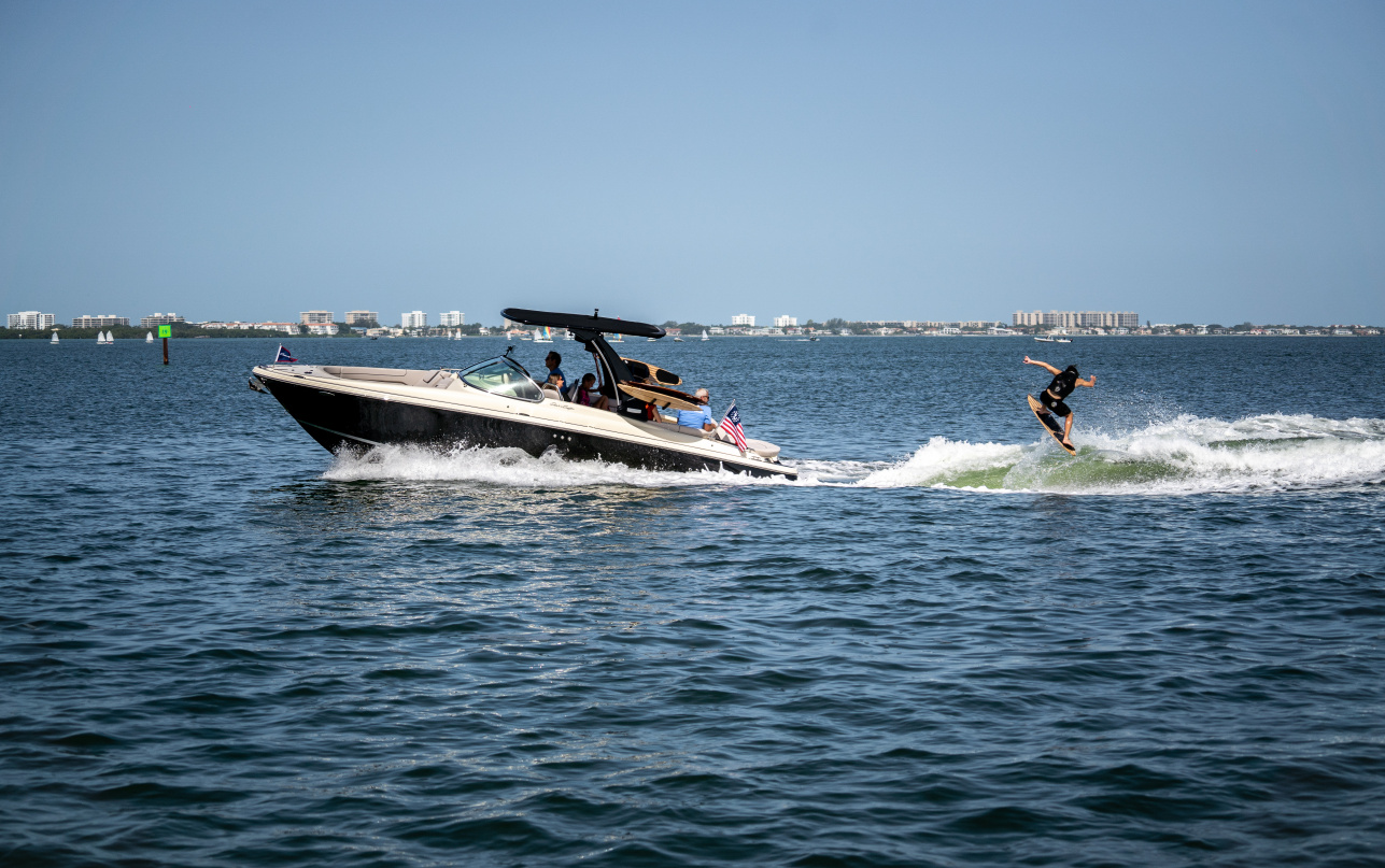 Катер Chris-Craft Launch 28 GT доступен к поставке